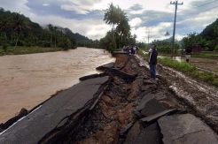 Sungai Batanggadis Meluap, Jalan Nasional di Kotanopan Terputus