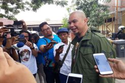 Ahmad Dhani Serahkan Barang Bukti Pencemaran Nama Baik ke Polda Jatim