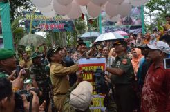 Haru, Perpisahan Warga dan Prajurit TNI usai Bangun Jalan Durenombo