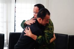 Dodi Reza Serahkan Bonus ke Pemain Sriwijaya FC