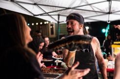 Datangi Kantor Damkar, Pentolan Foo Fighters Bagikan Makanan