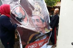 Poster Jokowi Bermahkota...