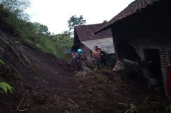 Tertimpa Tanah Longsor, Rumah Warga Ngablak Rusak