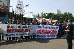 Omzet Turun 50%, Ratusan Pengusaha Demo Keberadaan Parkir Berbayar
