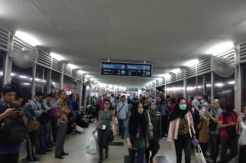 KRL Anjlok di Cisauk, Penumpang Menumpuk di Stasiun Tanah Abang