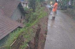 Tiga Rumah di Temanggung Terancam Tanah Longsor