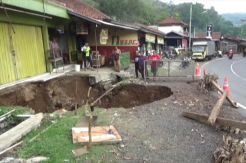 Jalan Nasional di Kabupaten Kuningan Ambles Sedalam Lima Meter