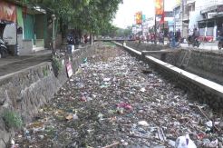 Sampah Kayu hingga Kasur Menumpuk Tutupi Permukaan Sungai