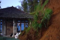 Rumah Warga Magelang Rusak Tertimbun Tanah Longsor