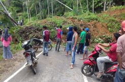 Jalan Lintas Barat Sumatera Tertimbun Longsor, 4 Tiang Listrik Roboh