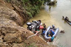 Travel Terjung ke Sungai, 1 Tewas dan 1 Hilang