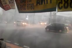 Semarang Dilanda Hujan Badai, Pemotor Tak Berani Melintas