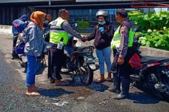 Polisi Nyeker Dorong Motor Mogok hingga Disalami Pengendara Cantik
