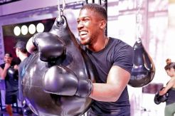 Anthony Joshua Tantang...