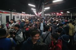 KRL Commuter Line Keluarkan Asap, Penumpang Menumpuk di Stasiun Depok