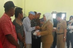 Bupati Kobar Beri Bantuan Alat Tangkap Ikan ke Nelayan Teluk Bogam