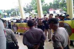Warga Demo Tuntut Caleg Berstatus Terpidana Dicabut Hak Politiknya