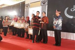Penuhi Kebutuhan Dasar Warga, Bupati Pulau Morotai Raih Penghargaan
