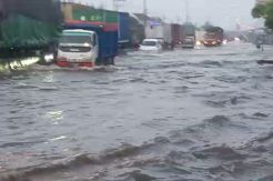 Akhir Pekan, Jalur Pantura Kaligawe Masih Banjir Setinggi 50 Cm