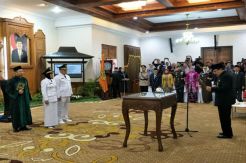 Soekarwo Lantik Ika-Rizal Jadi Wali Kota-Wakil Wali Kota Mojokerto