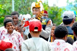 Cerita Ipda Made Ambo, Polisi Pi Ajar Merah Putihkan Hati Anak Papua
