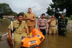 Bupati Kobar Pantau Banjir di Aruta dan Serahkan Bantuan