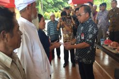 Jelang Natal Bupati Pasangkayu Beri Insentif 384 Tokoh Agama