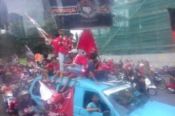 The Jakmania Bersiap Sambut Persija di Depan Balai Kota