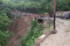 Jalan Nasional Siantar-Parapat Lumpuh, 2 Mobil Tertimbun Longsor