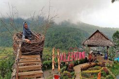Menikmati Indahnya Panorama Kota Tomohon dari Puncak Bukit