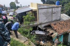 Avanza Angkut Kambing Hantam Rumah, 4 Kambing Mati dan 4 Pelaku Kabur