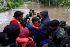 Warga Pengungsi Terus Bertambah Memadati Gedung Pemprov Lampung