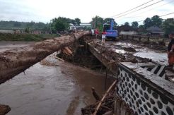 Akibat Banjir Bandang Jalur Nasional Denpasar Gilimanuk Lumpuh