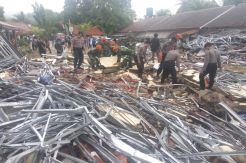 Tercium Bau Busuk, Petugas Gabungan Cari Korban di Vila Stephanie