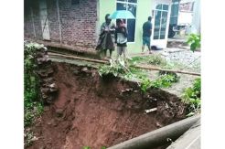 Tebing Longsor, Satu Rumah Rawan Ambrol
