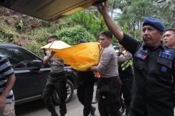 Beredar Video Polisi Gendong Bayi Korban Tsunami Selat Sunda