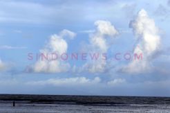 Awan Berlafaz Allah Muncul di Atas Gunung Anak Krakatau