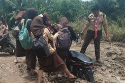 Miris, Hampir Semua Jalan di Tanjabtim Jambi Rusak Parah