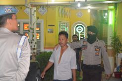 Bawa Selingkuhan, Pria Ini Ngumpet di Kamar Mandi saat Dirazia
