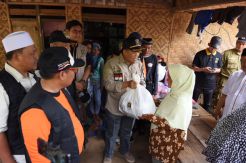 Datang ke Lokasi Terdampak Tsunami, Presiden PKS Dicurhati Camat