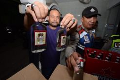 Polisi Grebek Gudang...