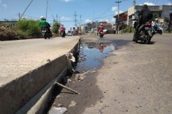 Pengecoran Jalan di Pamulang Mangkrak, Pengendara Alami Kecelakaan