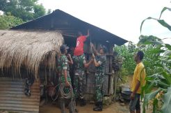 Ini Foto TNI Berikan Sambungan Lisrik ke Rumah Warga di Perbatasan