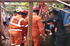 Perjuangan Berat Tim SAR Selamatkan Orang Sakit Tercebur Sumur