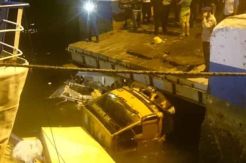 Rampdoor Kapal Penyeberangan Patah, Truk Lori Jatuh ke Laut