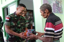 TNI Satgas Yonmek 741/GN Terima Tiga Senpi dan Satu Granat dari Warga