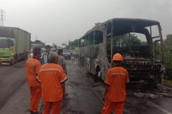 Bus Pariwisata Terbakar di Tol Cikampek