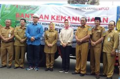 Airin Serahkan Bantuan Korban Tsunami Serang dan Pandeglang