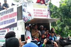 Soal Pose 2 Jari, Anies...