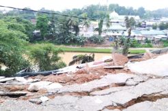 Mengerikan! Sembilan Bangunan Ruko Ambles ke Sungai